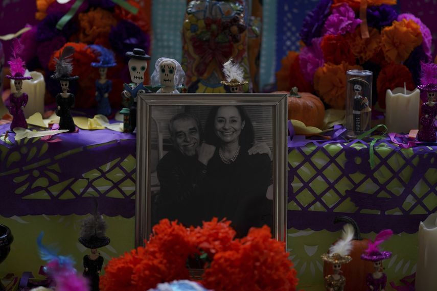Un altar para Gabriel García Márquez y su esposa Mercedes Barcha instalado en el estudio de su casa en la Ciudad de México, el miércoles 27 de octubre de 2021. El Día de los Muertos, la tradición mexicana anual de recordar a seres queridos fallecidos con altares de colores u ofrendas, se celebra anualmente el 1 y 2 de noviembre.