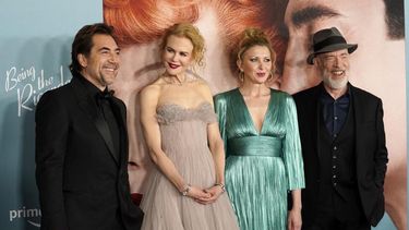 De izquierda a derecha, Javier Bardem, Nicole Kidman, Nina Arianda y J.K. Simmons, miembros del elenco de Being the Ricardos, posan durante la premiere de la película el lunes 6 de diciembre de 2021 en el Museo de la Academia de Cine en Los Ángeles.&nbsp;