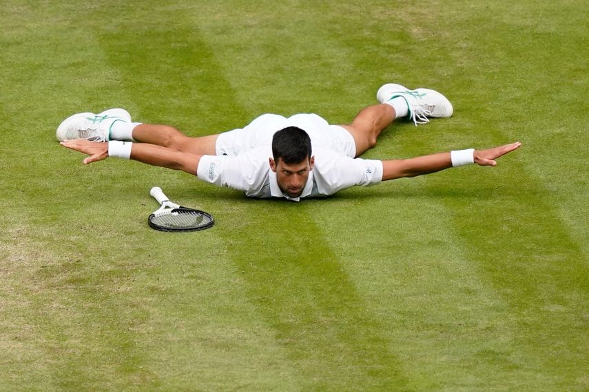 Novak Djokovic reacciona tras anotarse un punto ante Jannik Sinner en los cuartos de final de Wimbledon, el martes 5 de julio de 2022.&nbsp;