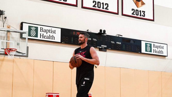 Kevin Love se entrena con el Heat de Miami, luego de su traspaso desde los Cavs de Cleveland