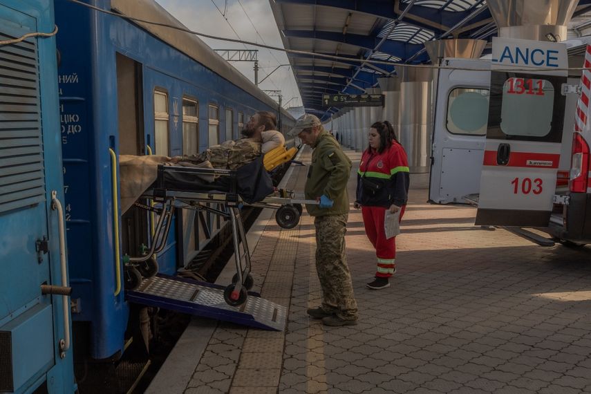 I magen de archivo. Un soldado ucraniano herido es trasladado en camilla desde ambulancias a un tren de evacuación militar que transporta a militares ucranianos heridos en zonas de primera línea a hospitales, en un lugar no revelado.&nbsp;