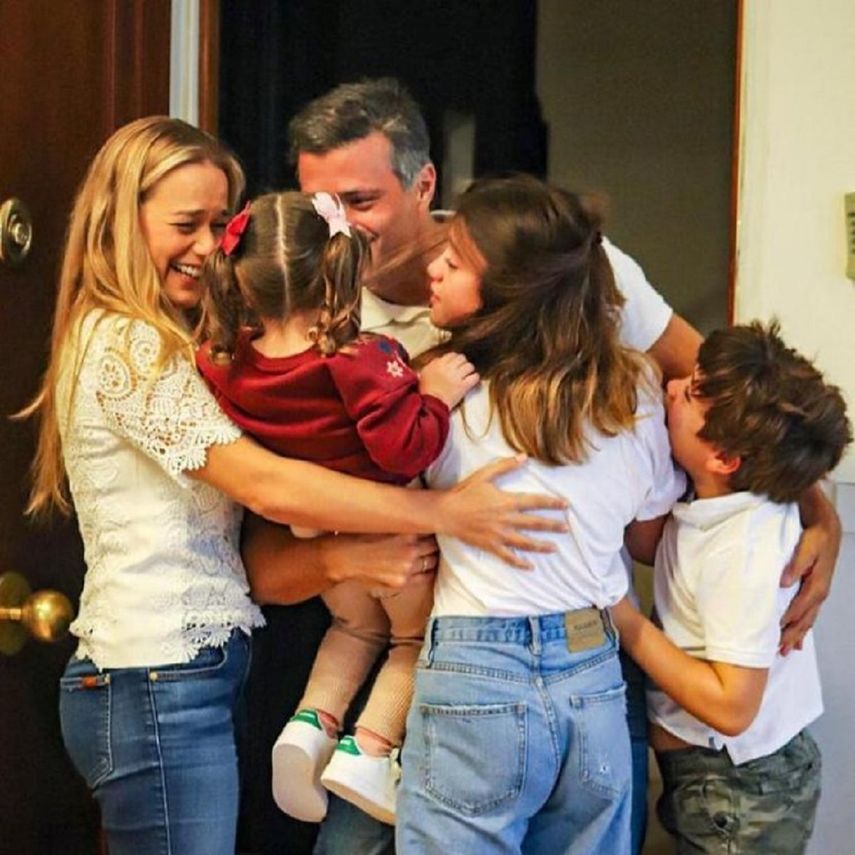 El líder opositor de Voluntad Popular, Leopoldo López se reencuentra con su esposa y sus hijos a su llegada a Madrid.&nbsp;