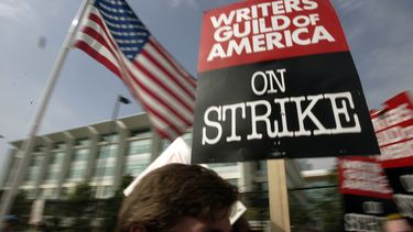 Guionistas del Sindicato de Guionistas de Estados Unidos (WGA por sus siglas en inglés) y otros hacen huelga contra la Alianza de Productores de Cine y Televisión (AMPTP).