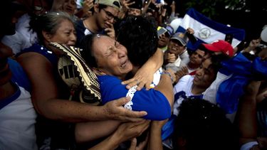  Ana Julia Urbina (c-i), mamá del líder opositor Yubrank Suazo (c-d), llora al abrazar su hijo tras ser liberado y llevado a casa por custodios del Sistema Penitenciario Nacional este martes, en Masaya (Nicaragua).