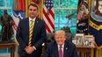 El senador brasileño Flávio Bolsonaro, junto al presidente de EEUU, Donald Trump, este martes en el despacho oval de la Casa Blanca en Washington, EEUU.