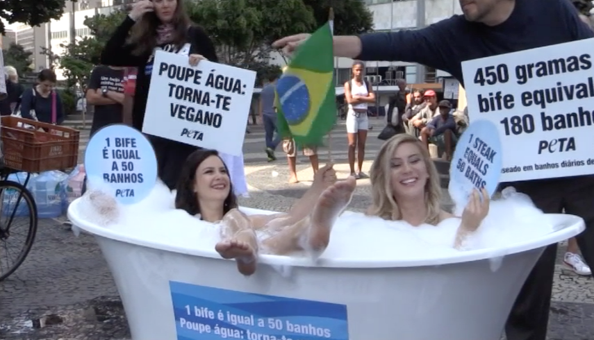 Las dos mujeres, procedentes de Estados Unidos y Canadá, permanecieron cerca de una hora en una bañera llena de agua con espuma colocada en la plaza de Carioca, una de las principales del centro de la ciudad brasileña, ante la mirada de decenas de curi
