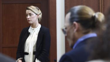 La actriz Amber Heard, a la izquierda, y el actor Johnny Depp comparecen en el Tribunal de Circuito del Condado de Fairfax, en Fairfax, Virginia, el jueves 5 de mayo de 2022.