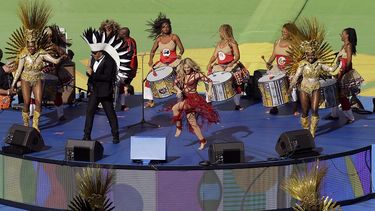 Shakira hizo su tercera aparición consecutiva en una Copa del Mundo para interpretar junto al brasileño Carlinhos Brown el tema La la la (Brazil 2014) AP