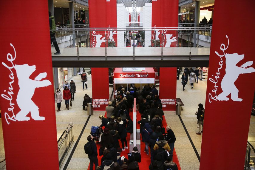 Gente hace fila para adquirir boletos para el Festival Internacional de Cine de Berlín, o la Berlinale, en un centro comercial en la Potsdamer Platz en Berlín el 12 de febrero de 2018.