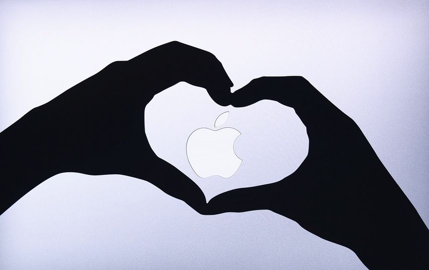 Vista del logo de Apple proyectado en una pantalla durante un evento en la Brooklyn Academy of Music en Nueva York, en octubre de 2018.