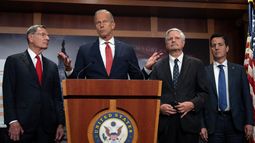 John Thune, líder de la mayoría republicana en el Senado habla a la prensa en el Capitolio junto a senadores conservadores. John Thune, líder de la mayoría republicana en el Senado habla a la prensa en el Capitolio junto a senadores conservadores.