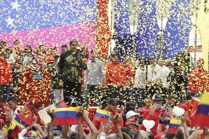 Una lluvia de confeti cubre el escenario durante un discurso del presidente de Venezuela, Nicolás Maduro, con motivo del aniversario del golpe de Estado de 1958 que derrocó al dictador Marcos Perez Jimenez, en Caracas, Venezuela, el 23 de enero de 2024.&nbsp;