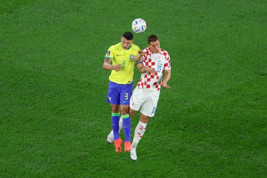 Thiago Silva de Brasil y Mario Pasalic de Croacia disputan por el balón en el aire durante el duelo de Cuartos de Final del Mundial Catar 2022
