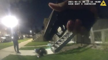 Imagen tomada de un video captado con la cámara corporal de un policía donde se ve a Anthony Alvarez en el suelo luego de que le disparara un oficial tras una persecución, en Chicago, el 31 de marzo de 2021. El video fue difundido el 28 de abril de 2021. 
