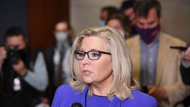 La representante de los Estados Unidos, Liz Cheney, republicana de Wyoming, habla con la prensa en el Capitolio de los Estados Unidos en Washington, DC, el 12 de mayo de 2021. 