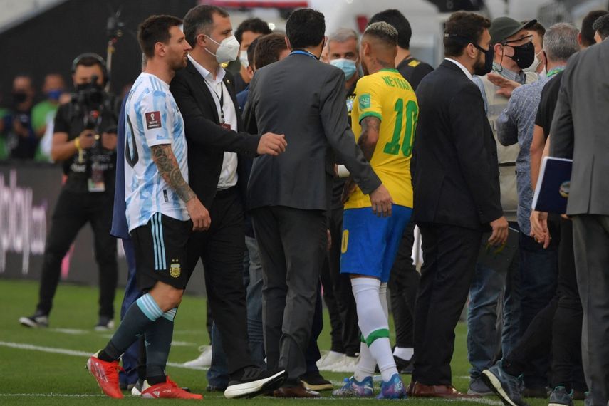 El argentino Lionel Messi y el brasileño Neymar son vistos después de que los empleados de la Agencia Nacional de Vigilancia Sanitaria (Anvisa) ingresaron al campo durante el partido de fútbol de clasificación sudamericano para la Copa Mundial de la FIFA Catar 2022 entre Brasil y Argentina en el Neo Química Arena.&nbsp;