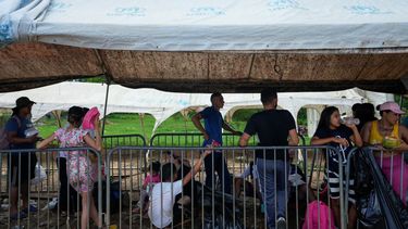 Migrantes venezolanos que viajan hacia el norte llegan a un campamento después de un trayecto en bote, el viernes 6 de octubre de 2023, en Lajas Blancas, en la provincia de Darién, Panamá, después de cruzar el Tapón del Darién desde Colombia.&nbsp;