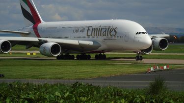 Imagen de referencia de un avión de la compañía Emirates que se alista para el despegue.