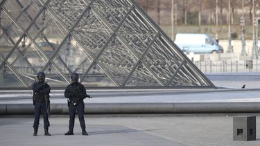 Agentes de policía montan guardia en los alrededores del museo del Louvre&nbsp;en París.