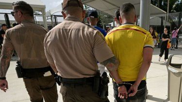 Dos personas fueron arrestadas tras intentar ingresar al estadio sin entradas antes del partido de fútbol final del torneo Conmebol Copa América 2024 entre Argentina y Colombia en el Hard Rock Stadium, en Miami, Florida, el 14 de julio de 2024.&nbsp;