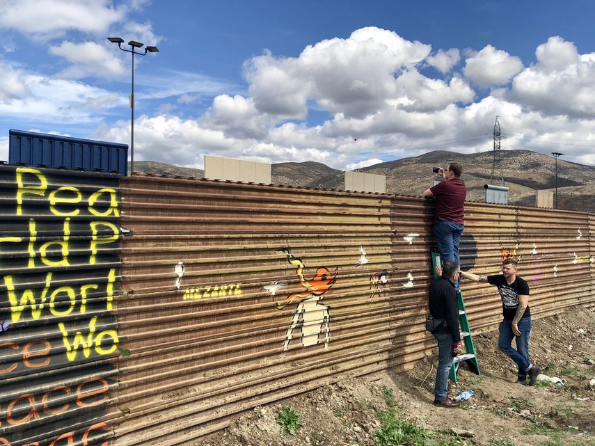 Turistas&nbsp;visitan los&nbsp;prototipos&nbsp;del muro fronterizo, este domingo 11 de marzo en San Diego.