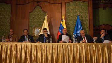 El alcalde de Caracas, Jorge Rodríguez; el expresidente de la República Dominicana, Leonel Fernández; el alcalde del municipio Sucre, del estado Miranda, Carlos Ocaríz; el enviado especial del Vaticano, monseñor Claudio María Celli; el secretario general