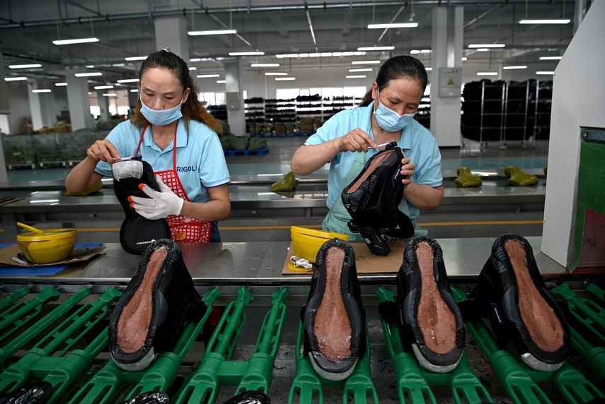 Empleadas chinas trabajan en una planta industrial de calzado en Shanghai.