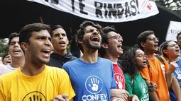 Estudiantes universitarios cantan durante una protesta que llama a los militares a abandonar al presidente Nicol&aacute;s Maduro y unirse a su lucha para terminar con la crisis hist&oacute;rica en Caracas, Venezuela, el jueves 21 de noviembre de 2019.&nbsp;