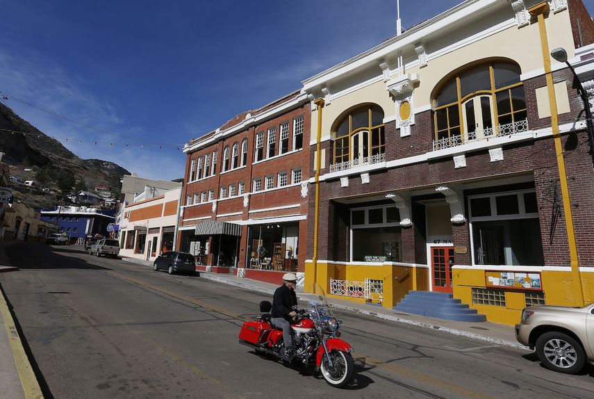Fotografía de archivo del 17 de febrero de 2013 de tiendas y restaurantes en la calle principal de este alguna vez animado pueblo minero de Bisbee, Arizona.&nbsp;