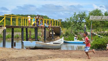 Los más pequeños corren por calles a medio hacer.