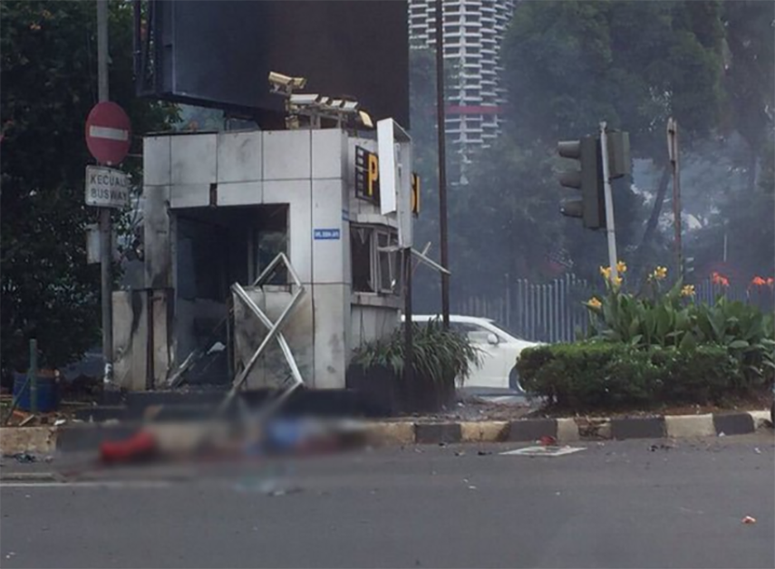 En una imagen publicada en Twitter por MNC NEWSROOM ‏@MNCNewsroom se observan los cuerpos mutilados de dos de las víctimas (@MNCNewsroom)