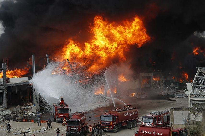 Se alzan las llamas en el puerto de Beirut, L&iacute;bano, jueves 10 de septiembre de 2020. Un gran incendio estall&oacute; en el puerto de Beirut, lo que provoc&oacute; el p&aacute;nico en una poblaci&oacute;n a&uacute;n traumatizada por la explosi&oacute;n del mes pasado, que dej&oacute; cientos de muertos y miles de heridos.
