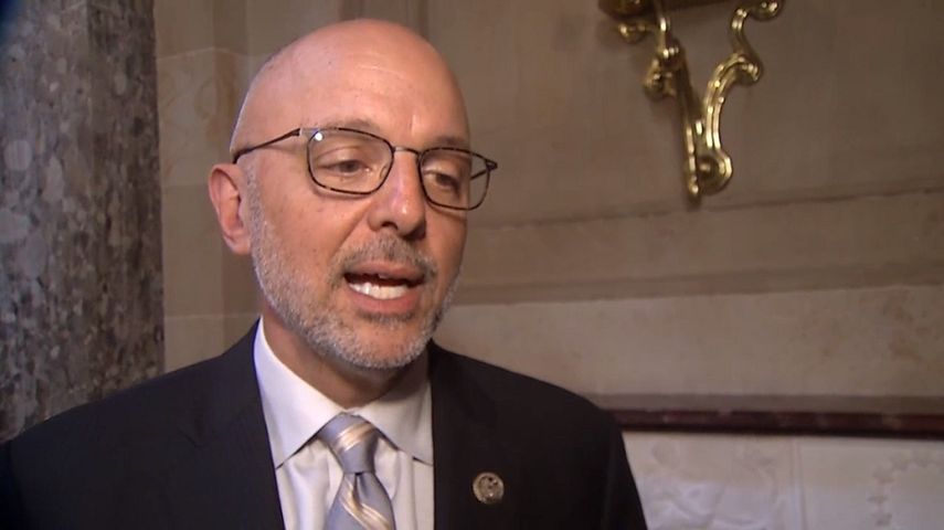 El congresista por Florida&nbsp;Ted&nbsp;Deutch visitó la ciudad de Parkland luego de la masacre que costó la vida a 17 personas en la escuela secundaria&nbsp;Marjory Stoneman Douglas este 14 de febrero.