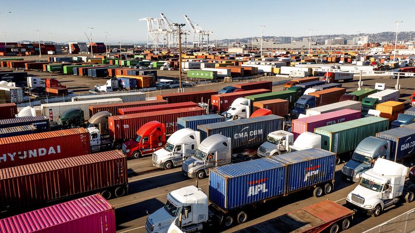 Uno de los grandes estacionamientos de camiones de carga, en un puerto de EEUU.