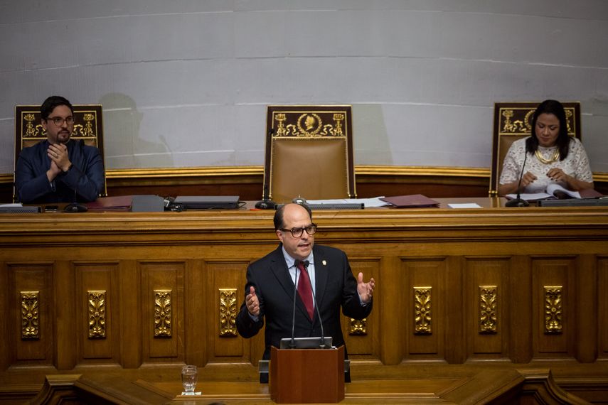 La Sala Constitucional declaró nula la designación de Julio Borges, Freddy Guevara y Denis Fernández, como directivos de la AN; y le ordenó repetir la sesión de instalación del pasado 5 de enero.