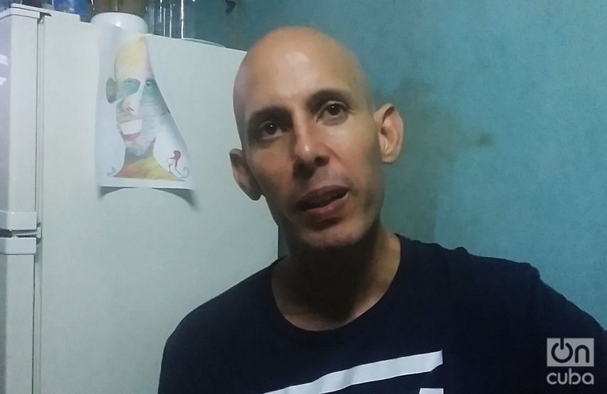 Imagen del biólogo cubano Ariel Ruiz Urquiola poco después de salir del hospital en Pinar del Río.