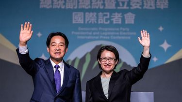 Presidente electo Lai Ching-te, junto a su compañera de fórmula, Bi-Khim, saluda tras declarar victoria.