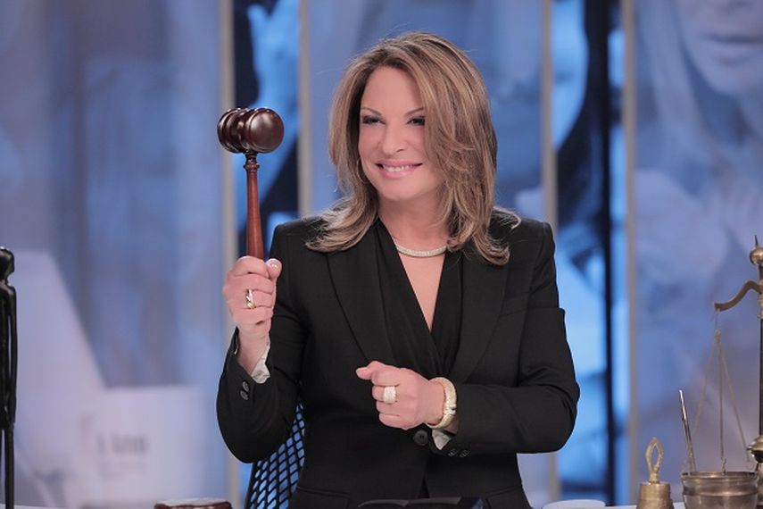 La doctora Ana María Polo llega cada tarde a la pantalla chica con su firme martillo y su peculiar estilo (CORTESÍA.)