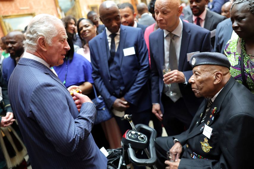 El rey Carlos III habla con los invitados durante una recepción para celebrar la Generación Windrush y conmemorar el 75 aniversario de la llegada del HMT Empire Windrush, en el Palacio de Buckingham, en Londres, el 14 de junio de 2023.