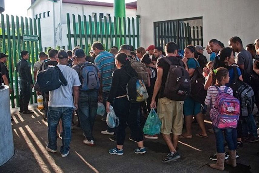 Cubanos en punto fronterizo en México.