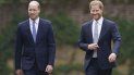 El príncipe William de Inglaterra, a la izquierda, y su hermano, el príncipe Harry, llegan para develar una estatua que encargaron de su madre, la princesa Diana. La corona ha criticado a la BBC por documental sobre Harry y William. El príncipe William de Inglaterra, a la izquierda, y su hermano, el príncipe Harry, llegan para develar una estatua que encargaron de su madre, la princesa Diana. La corona ha criticado a la BBC por documental sobre Harry y William.