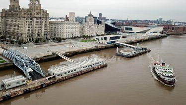 En esta foto de archivo tomada el 2 de octubre de 2020, se muestra un ferry Mersey alejándose de Pier Head, cerca del Liver Building, mientras viaja por el río Mersey.&nbsp;