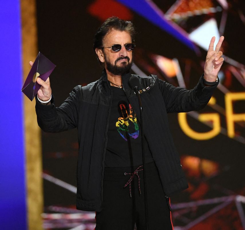 En esta foto del folleto cortesía de The Recording Academy, el músico británico Ringo Starr habla en el escenario durante la 63 ceremonia de los premios Grammy transmitida en vivo desde el Staples Center en Los Ángeles el 14 de marzo de 2021. &nbsp;