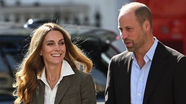 El príncipe y la princesa de Gales reaccionan durante una visita a los jardines recientemente renovados del Museo de Historia Natural de Londres, el 4 de septiembre de 2025.