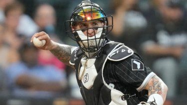 El entonces receptor de los Medias Blancas de Chicago, Yasmani Grandal, lanza a primera base durante un juego ante los Rangers de Texas, el lunes 19 de junio de 2023, en Chicago.