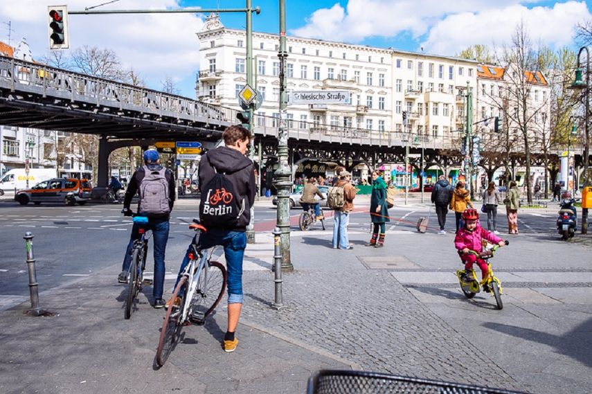 Por todo Berlín se encuentran estaciones de DB-bike. Se trata de un servicio del Deustche Bahn (el ferrocarril de Alemania) para alquiler de bicis.&nbsp;