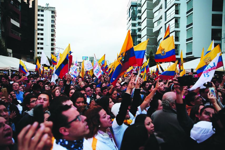 Simpatizantes del candidato opositor Guillermo Lasso se manifiestan en la capital ecuatoriana.