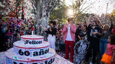 La gente celebra junto a un pastel improvisado que dice ¡Feliz 60 cumpleaños, Mafalda! en la Plaza Mafalda de Buenos Aires el 29 de septiembre de 2024.