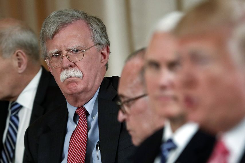 Fotografía del 18 de abril de 2018 de John Bolton, entonces asesor de Seguridad Nacional, mientras escuchaba al presidente Donald Trump durante un almuerzo de trabajo en el club privado del mandatario en Mar-a-Lago, Palm Beach, en el sur de Florida.