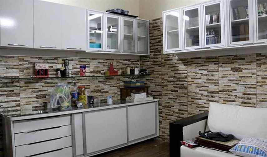 Vista de la cocina de la celda del presunto narcotraficante Jarvis Chimenes Pavão, en la cárcel de Tacumbú, Paraguay. (EFE)